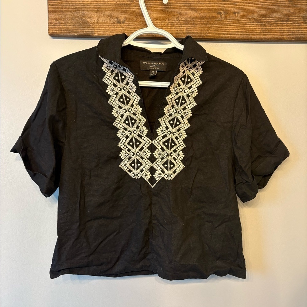 Banana Republic Black Linen Embroidered short sleeved top size XS